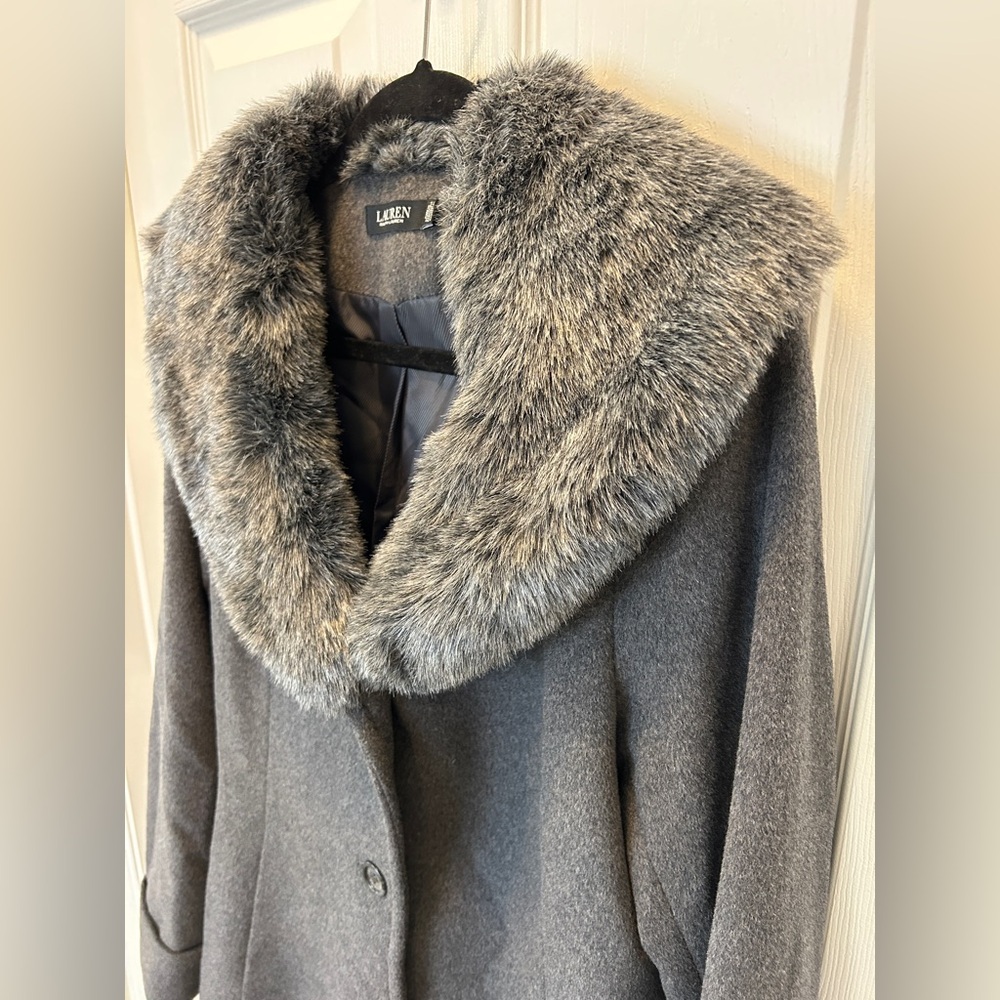 Lauren Ralph Lauren Women’s gray trench winter coat with Faux Fur Collar size 12 - Picture 6 of 12